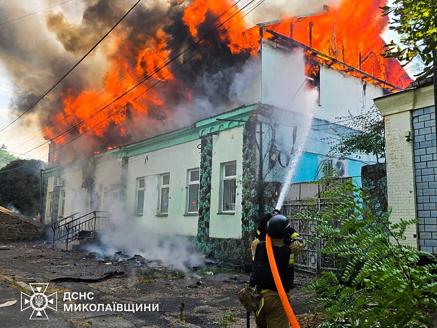Армия РФ второй раз за день атаковала Очаков: вспыхнул масштабный пожар (видео)