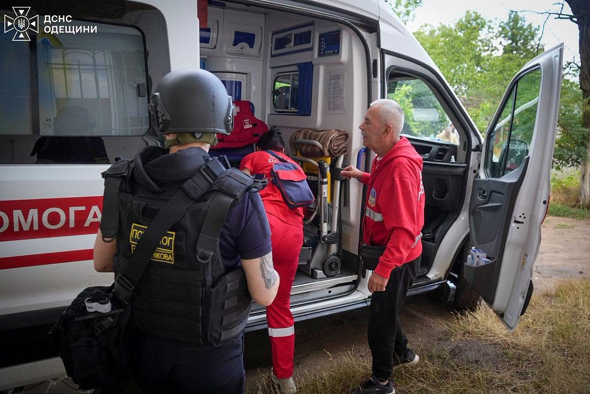 В Одесской области после ночной атаки РФ возникли масштабные пожары: есть погибший (видео)