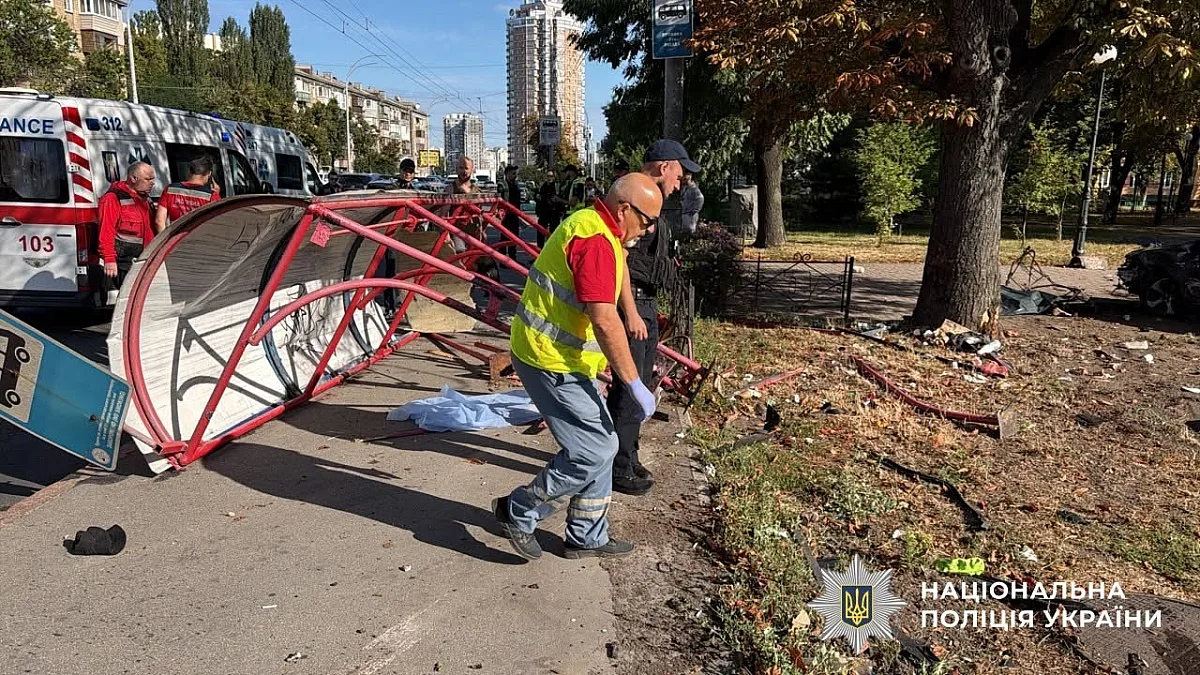 В Киеве автомобиль влетел в остановку: два человека погибли, четверо пострадали (видео)