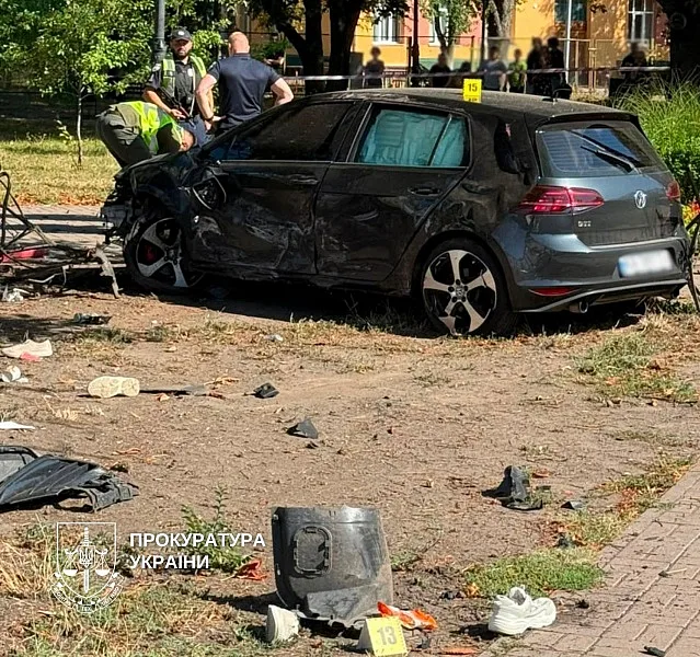 В Киеве водителю Volkswagen, влетевшему в остановку, объявили о подозрении