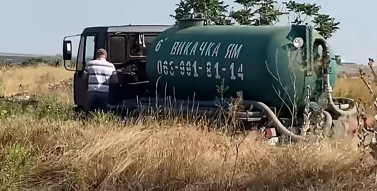 В Николаеве сливают фекалии возле жилых домов (видео)