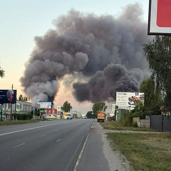 Россия трижды ударила по складам «Новой почты» в Киевской области: пожар и повреждения