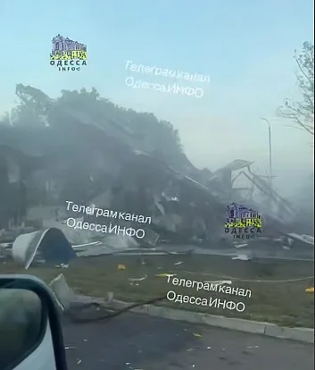 На трассе Николаев - Одесса враг уничтожил еще одну АЗС (видео)