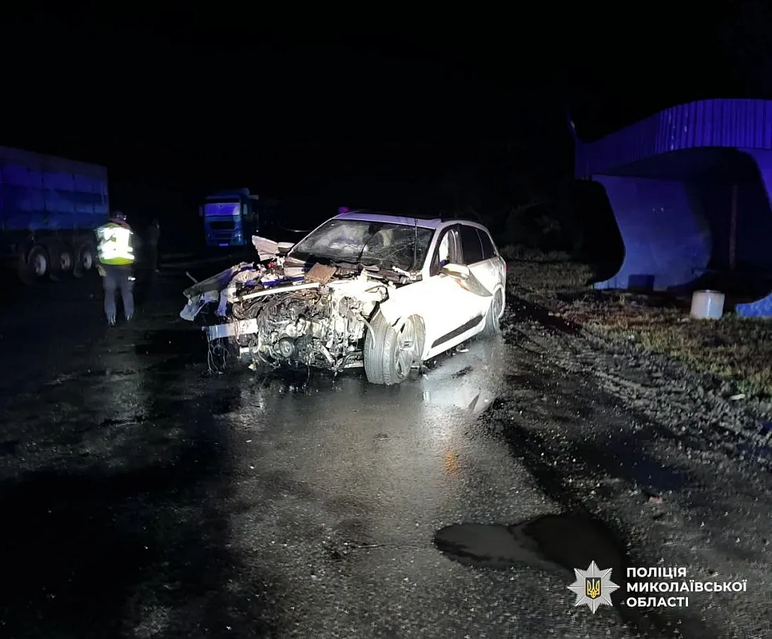 Audi Q7 врезался в припаркованную фуру в Баштанке: двое пострадавших, водитель мог быть пьян