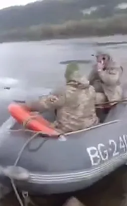 Украинских пограничников задержали в Молдове: в сети появилось видео с избиением мужчины веслом