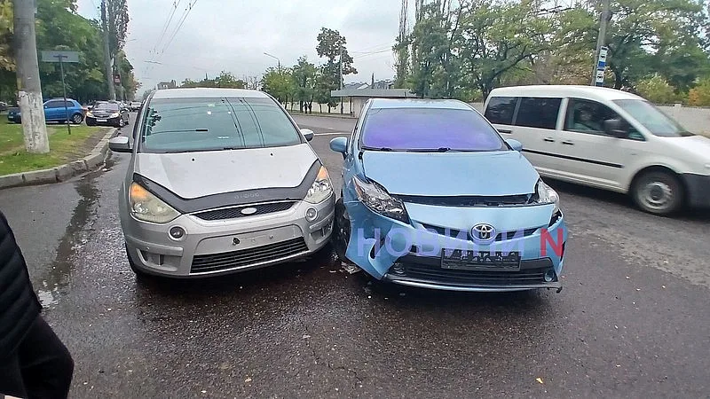 На проспекте в Николаеве столкнулись Toyota и Ford: движение затруднено