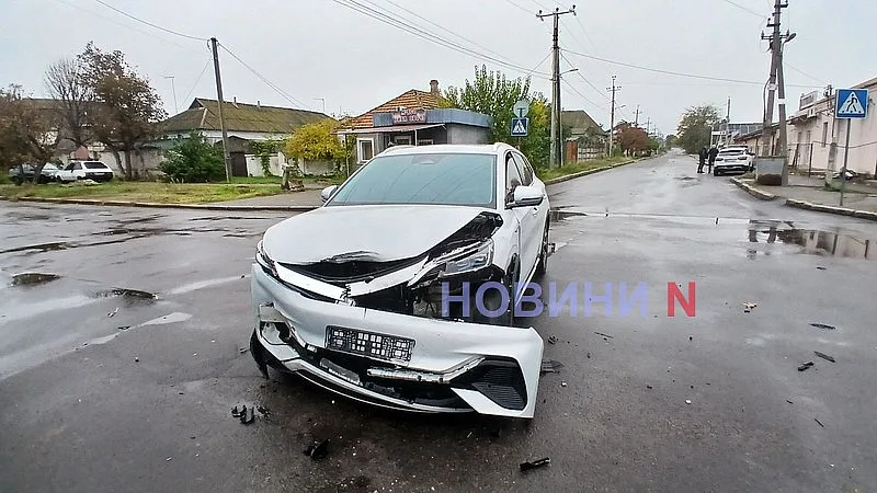 Автомобиль развернуло в обратную сторону: BYD не пропустил Volkswagen на перекрестке в Николаеве