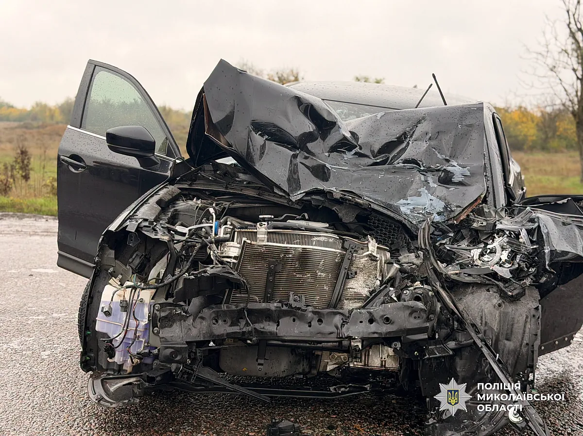 Mazda столкнулась с фурой на трассе «Днепр - Николаев»: пострадали четыре человека, среди них подростки