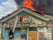 Російський обстріл Херсона: загорівся дах міського комунального підприємства (ФОТО)