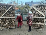 У Калинівській громаді продовжують забезпечувати родини дровами на зимовий період