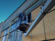 Комунальники "Парків Херсона" розпочали консервацію пошкоджених дахів багатоповерхівок (ВІДЕО)