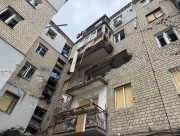 Ворожі удари по Херсону: постраждали мирні жителі, зафіксовані значні пошкодження