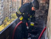 У Херсоні FPV-дрон влучив у багатоповерхівку: загорілася квартира