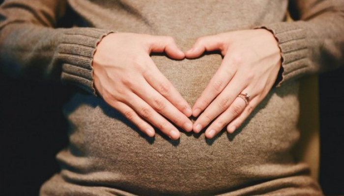 Як українкам отримати допомогу при вагітності і пологах