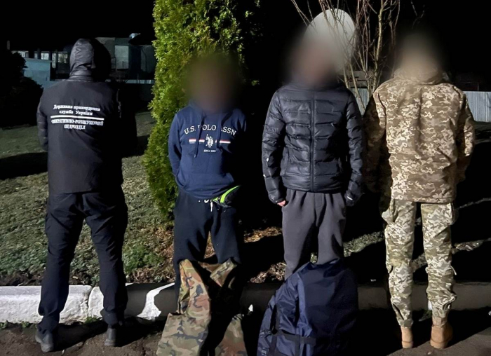 Поблизу кордону з Угорщиною прикордонники впіймали двох порушників