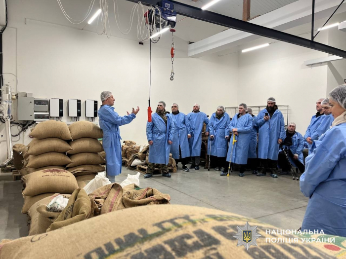 Поліцейські Закарпаття організували для ветеранів екскурсію на кавову мануфактуру