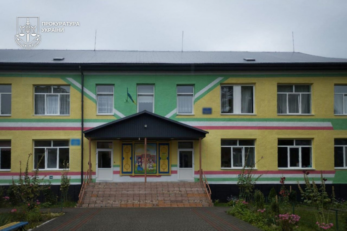 На Тячівщині директор дитячого садочку у змові із спільниками розікрали майже мільйон гривень на ремонті даху дитсадка