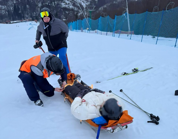 Гірські рятувальники транспортували травмованого лижника зі схилу гори Красія