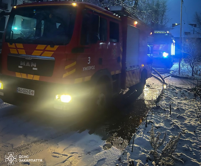 В Ужгороді під час ліквідації пожежі в квартирі евакуювали двох мешканців багатоповерхівки