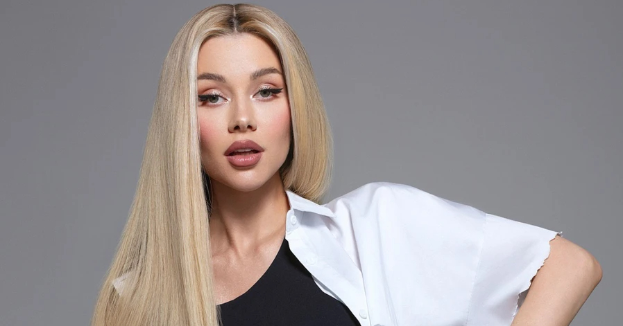 Міс Апанасенко у куцих шортах та зі зброєю уявила себе Ларою Крофт (відео)