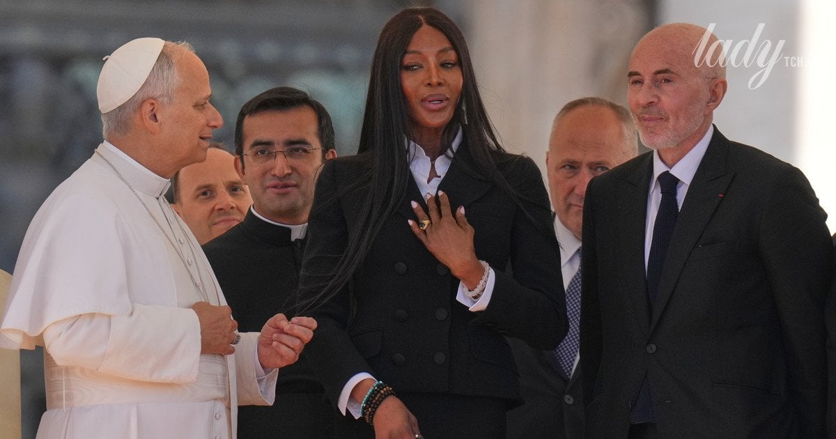 Наомі Кемпбелл зустрілася з Папою Римським і подарувала йому незвичайну книжку