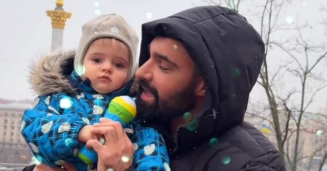 Виступають Віталій і Оскар: Козловський із маленьким сином атмосферно поспівав у центрі Києва