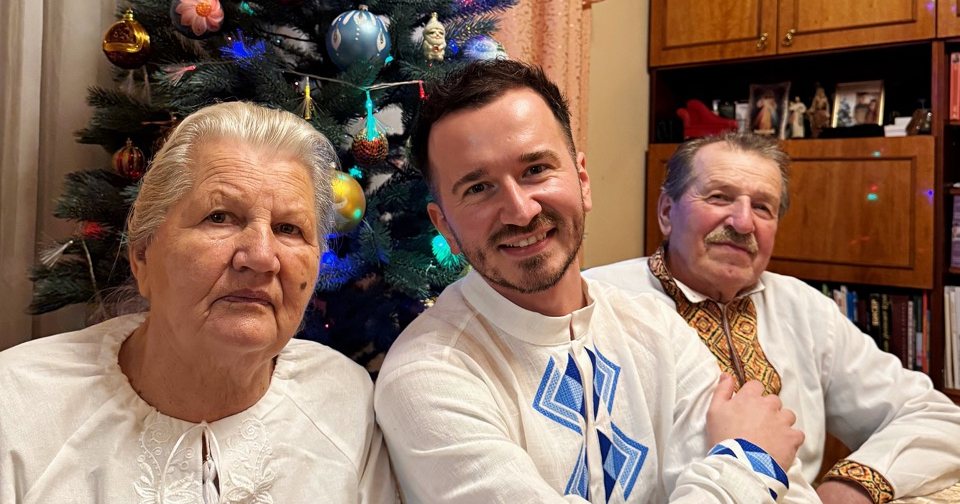Уперше за понад 20 років: Андрій Черепущак зустрів особливе Різдво з мамою і заспівав колядки з бабусею та дідусем (відео)