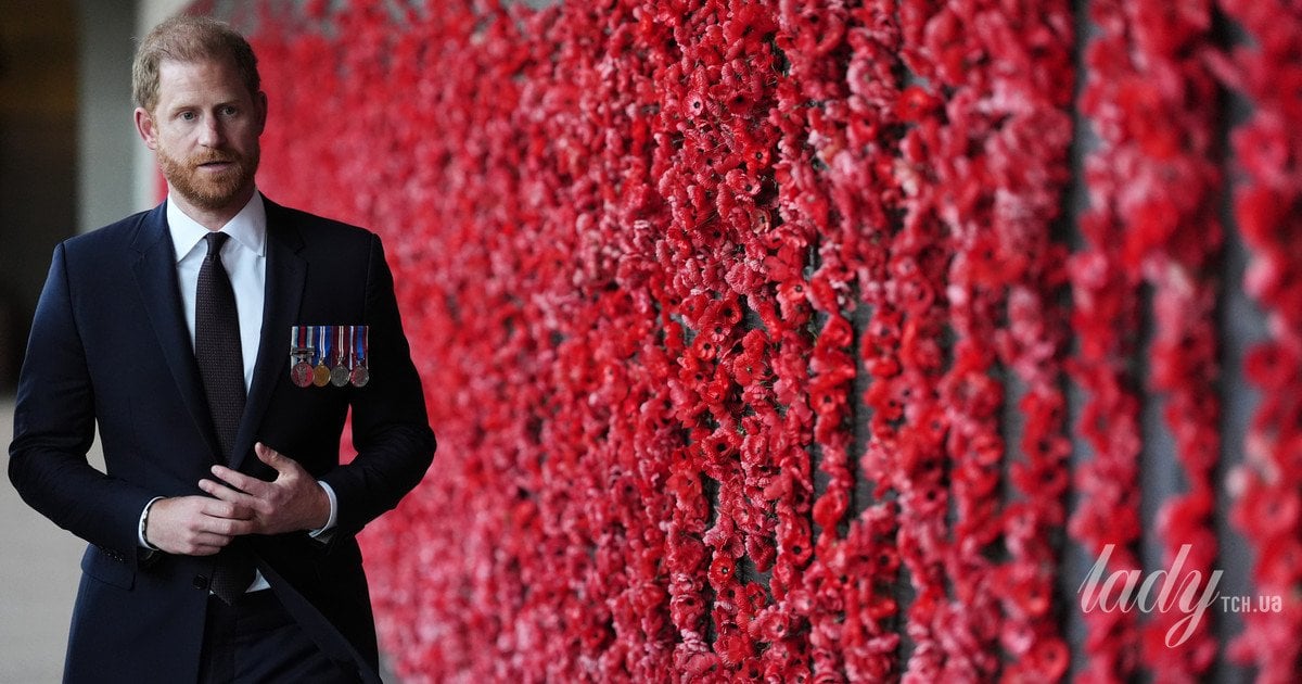 Принц Гаррі відвідав військовий меморіал, доки його дружина Меган Маркл сяяла на телебаченні в Австралії