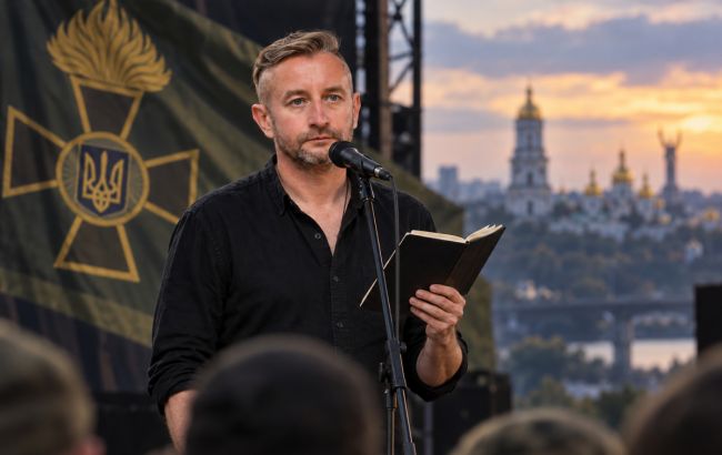 Сергій Жадан написав вірш для благодійного проєкту: його розділили між чотирма банками напою