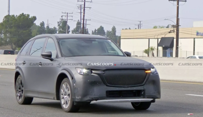 Mazda вивела на тести новий електромобіль (фото)