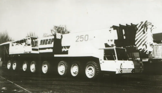 Як в Одесі зробили автокран із двох ракетовозів (фото)