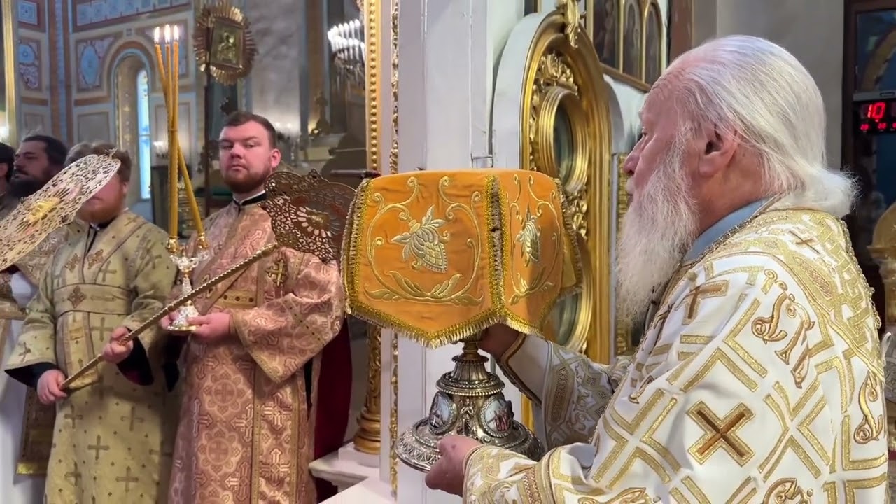 Митрополит Агафангел совершил Божественную литургию в Свято-Успенском кафедральном соборе
