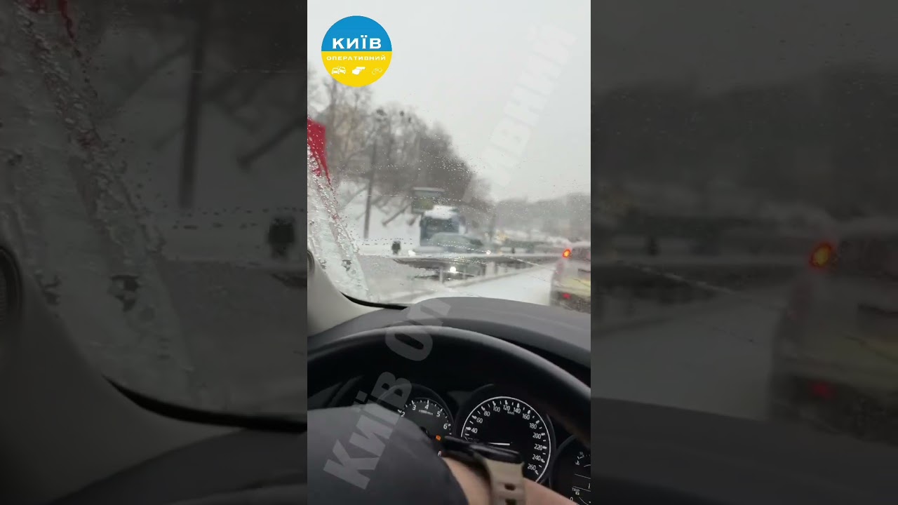 На підйомі на вулиця Олени Теліги фури масово застрягли.