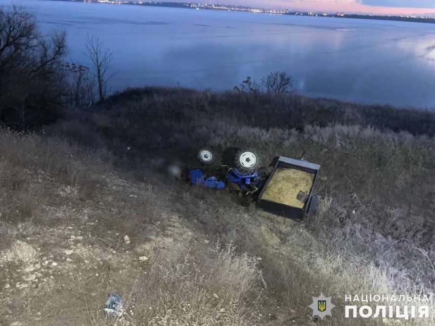 На Николаевщине трактор с прицепом слетел в глубокий кювет (ФОТО)