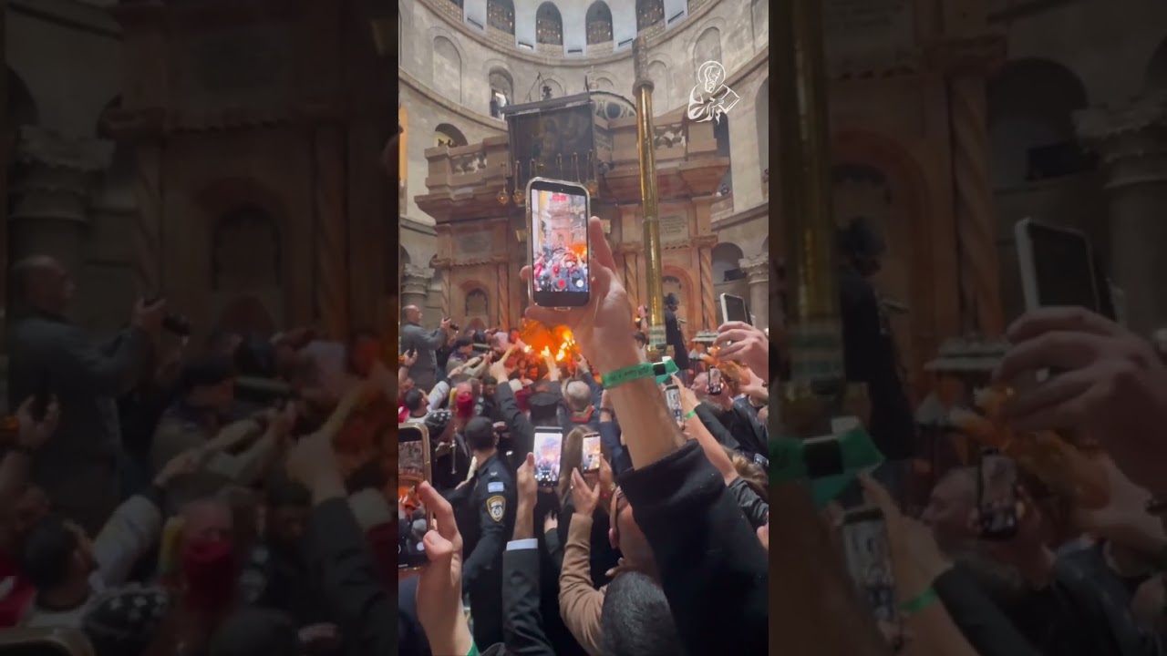 Выход Патриарха Феофила с Благодатным огнем. Первые минуты