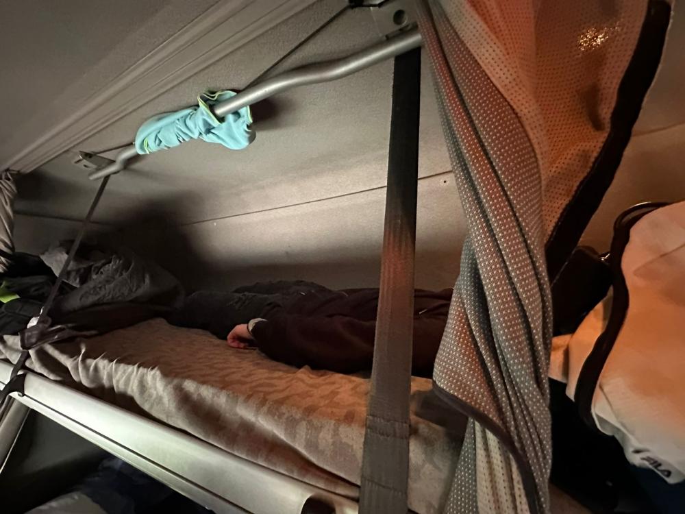 Заховався у "спальнику": житель Рівненщини намагався незаконно перетнути кордон (ВІДЕО)