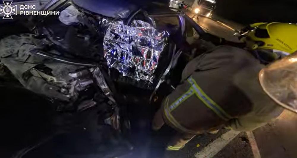 На трасі Київ-Чоп рятувальники діставали водія з понівеченої машини (ВІДЕО)