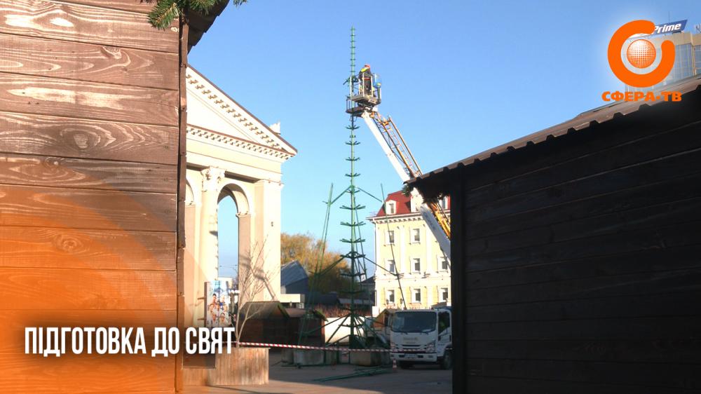 У Рівному встановлюють новорічні ялинки: чи доречно святкувати запитали у містян (ВІДЕО)