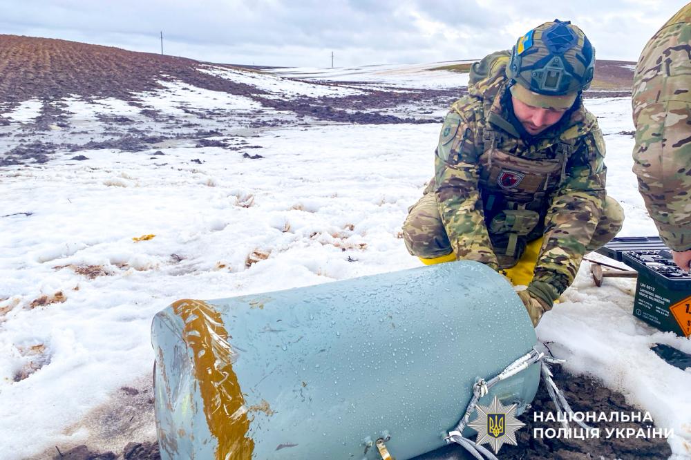 На Рівненщині вибухотехніки поліції знешкодили нерозірвану частину ворожої ракети (ФОТО+ВІДЕО)