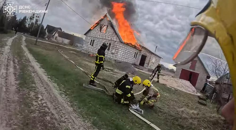 На Сарненщині рятувальники дві години приборкували пожежу у житловому будинку (ВІДЕО)