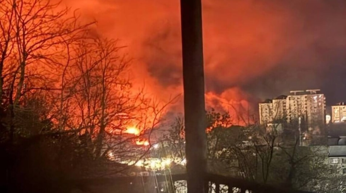 После ударов дронами вспыхнул пожар на одном из крупнейших НПЗ в россии