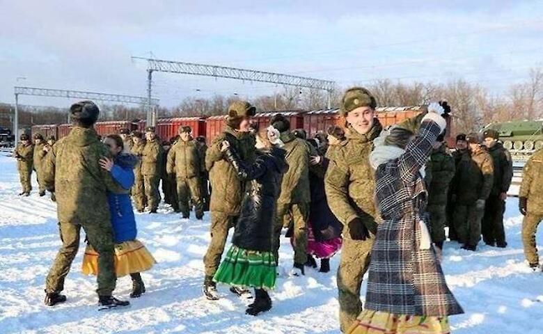 Эшелон военных РФ в Беларуси встретили танцами и хлебом-солью (фото)