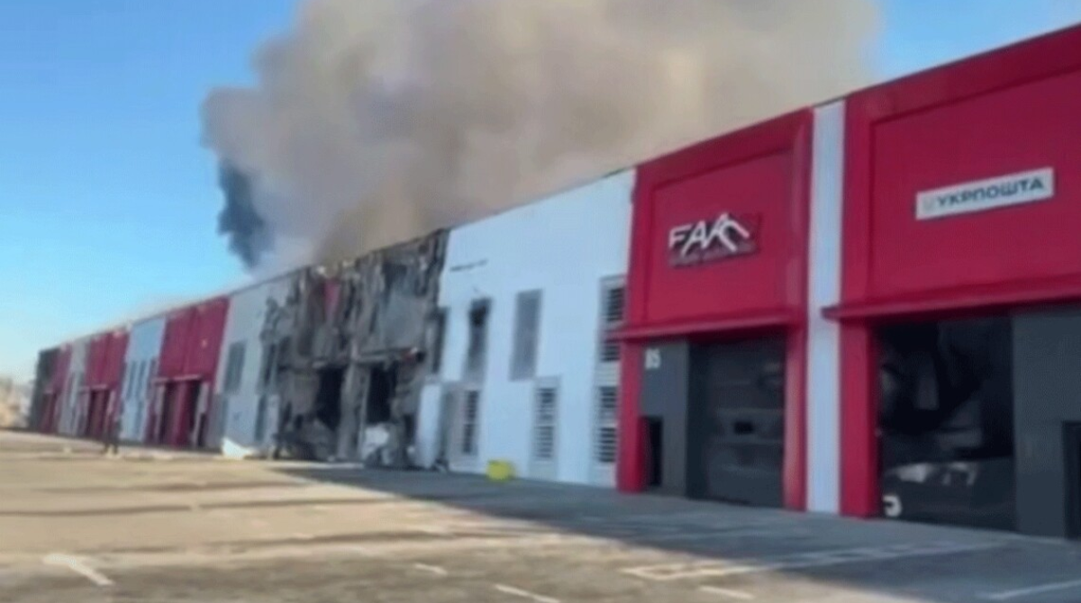 Во время атаки на Львов рф почти уничтожила современное отделение Укрпочты