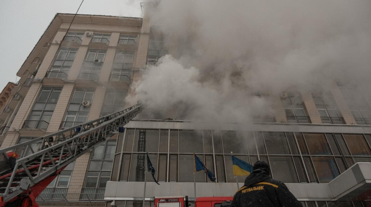 В центре Киева вспыхнул пожар в гостинице «Днепр», десятки людей эвакуировали