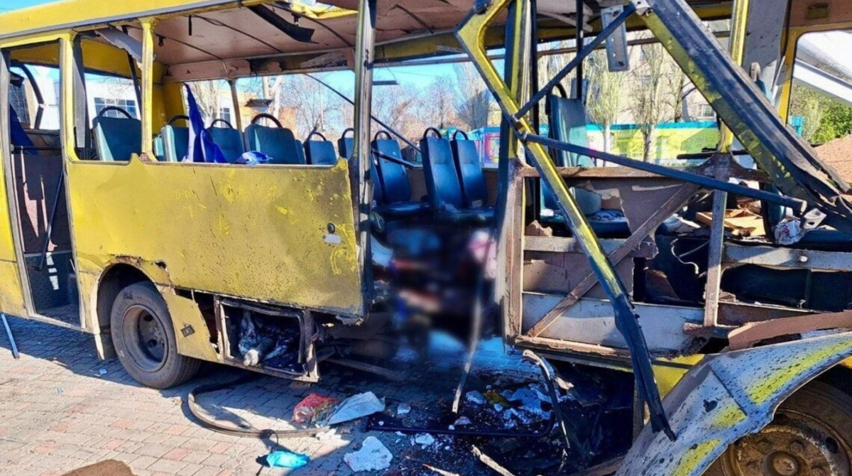 Россияне ударили FPV-дроном по автобусу в центре Никополя, есть погибшие и много раненых