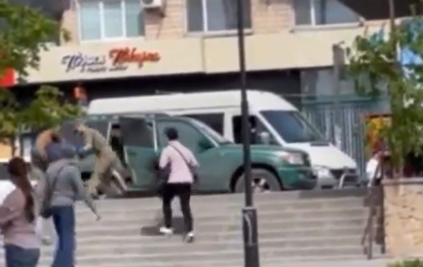 Відео з "затриманням" чоловіка в Запоріжжі: ТЦК заперечили свою причетність