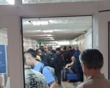 "Продам место в очереди": мужчины штурмуют ТЦК, военкомы не справляются