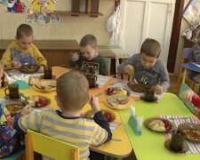 "Завтрак на них не рассчитан": в детсаду скандал из-за отсутствия питания для части детей