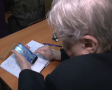 Пенсионеры могут платить за связь меньше: какие тарифы предлагают операторы