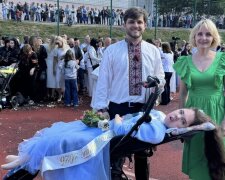 Не хотели видеть на празднике: выпускница со СМА станцевала вальс во Львове